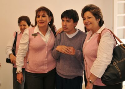 VOLUNTARIAS Y JOVEN BENEFICIADO
