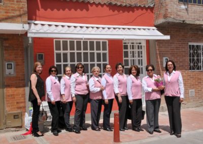 GRUPO DE VOLUNTARIAS, ENTREGANDO OBRA DE LA CASA